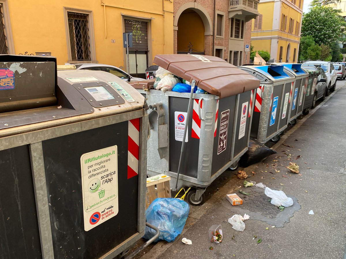 Ruggio66's tweet photo. @Hera_SpA @comunebologna, via Massone: bidoni indecenti e sempre pieni. Di notte diventano un banchetto per i topi.
Questa non è gestione rifiuti, è degrado. Servono contenitori adeguati e manutenzione seria, subito. 
#Bologna #rifiuti #degrado https://t.co/kHvUmHwEfb