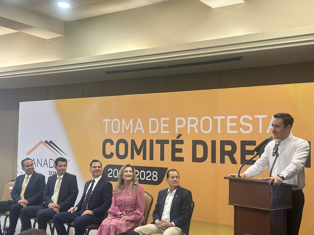 elmalauraaa's tweet photo. Hoy tomó protesta como Presidente de @CANADEVI el licenciado @ryanezn , quien por segunda ocasión preside tan importante gremio ! Acompañado por el alcalde @tonoastiazaran el secretario @FernandoRVM !! https://t.co/nuzl43zGQh