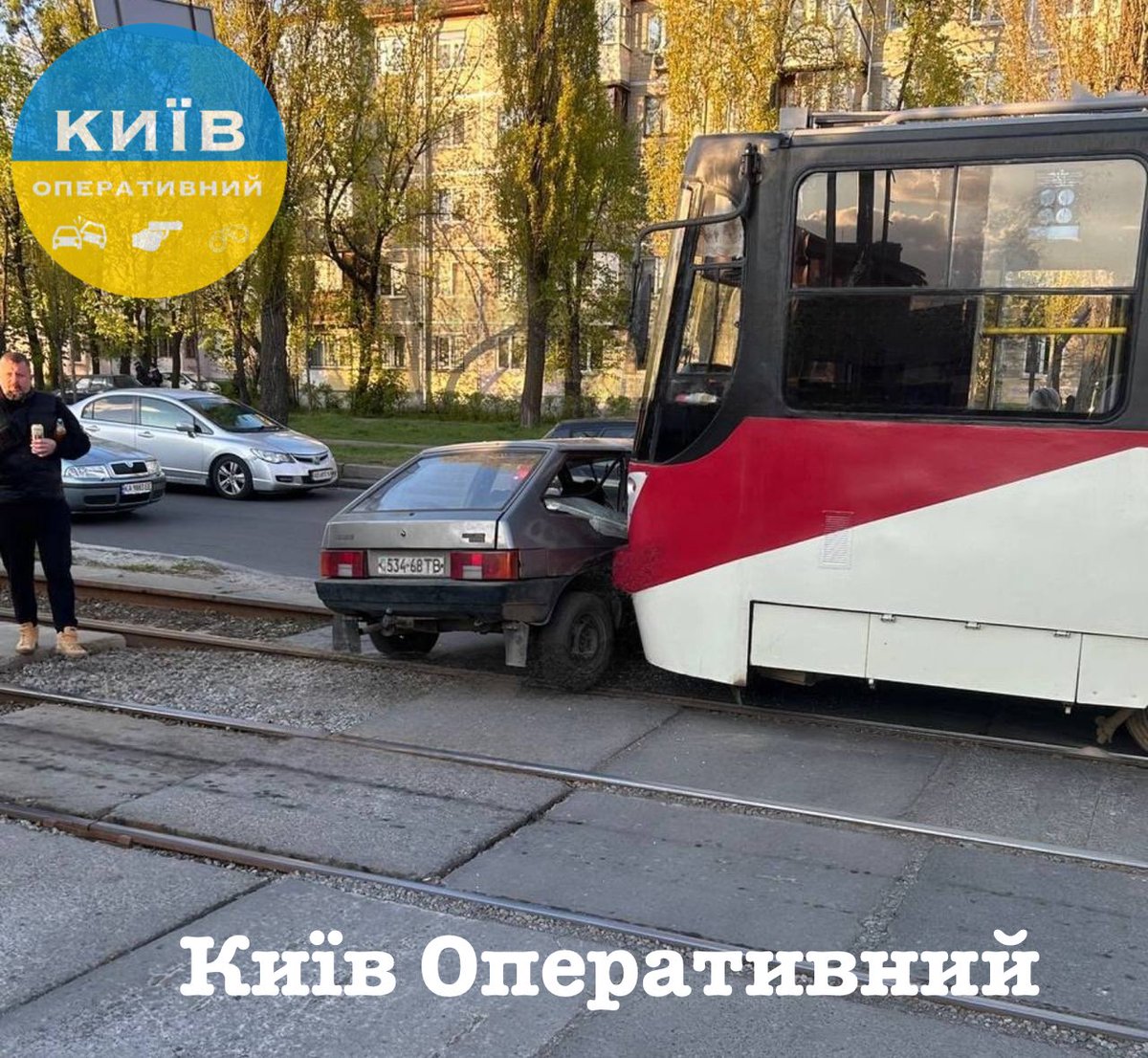 KyivOperativ's tweet image. Сьогодні ближче до вечора біля станції академіка Білецького сталася ДТП за участю трамвая та легковика #Lada (#53468TB). Попередньо, внаслідок аварії постраждало лише “залізо”.
