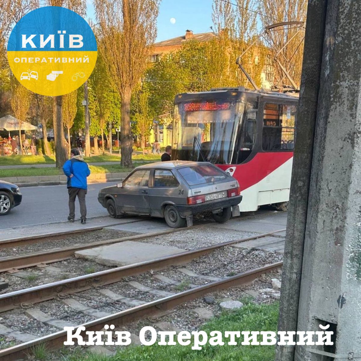KyivOperativ's tweet image. Сьогодні ближче до вечора біля станції академіка Білецького сталася ДТП за участю трамвая та легковика #Lada (#53468TB). Попередньо, внаслідок аварії постраждало лише “залізо”.
