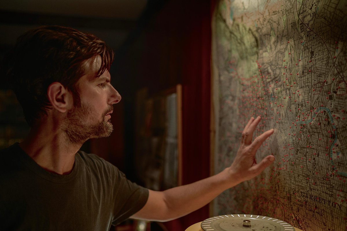 closecine's tweet photo. Adam Scott, Michelle Monaghan e Robert De Niro nas primeiras imagens oficiais de "THE WHISPER MAN", estreia em 28 de agosto na Netflix. https://t.co/tznupcuEqR