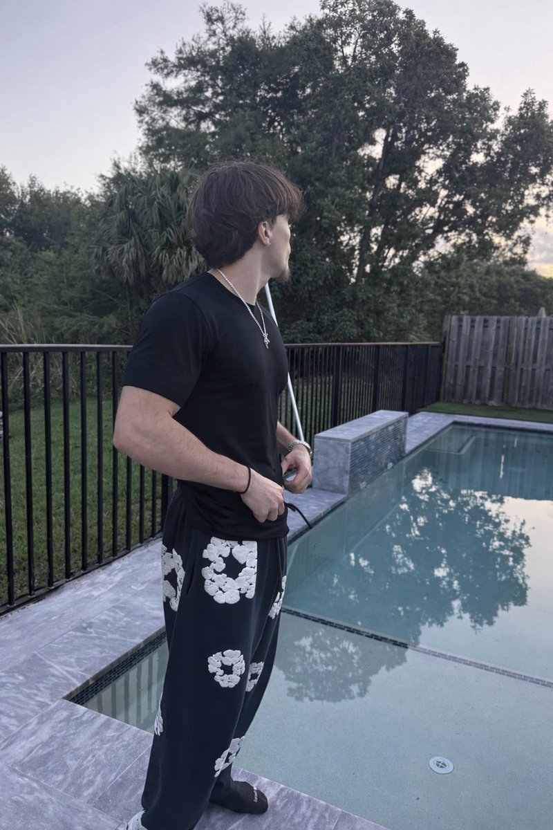 Ape tweet media
