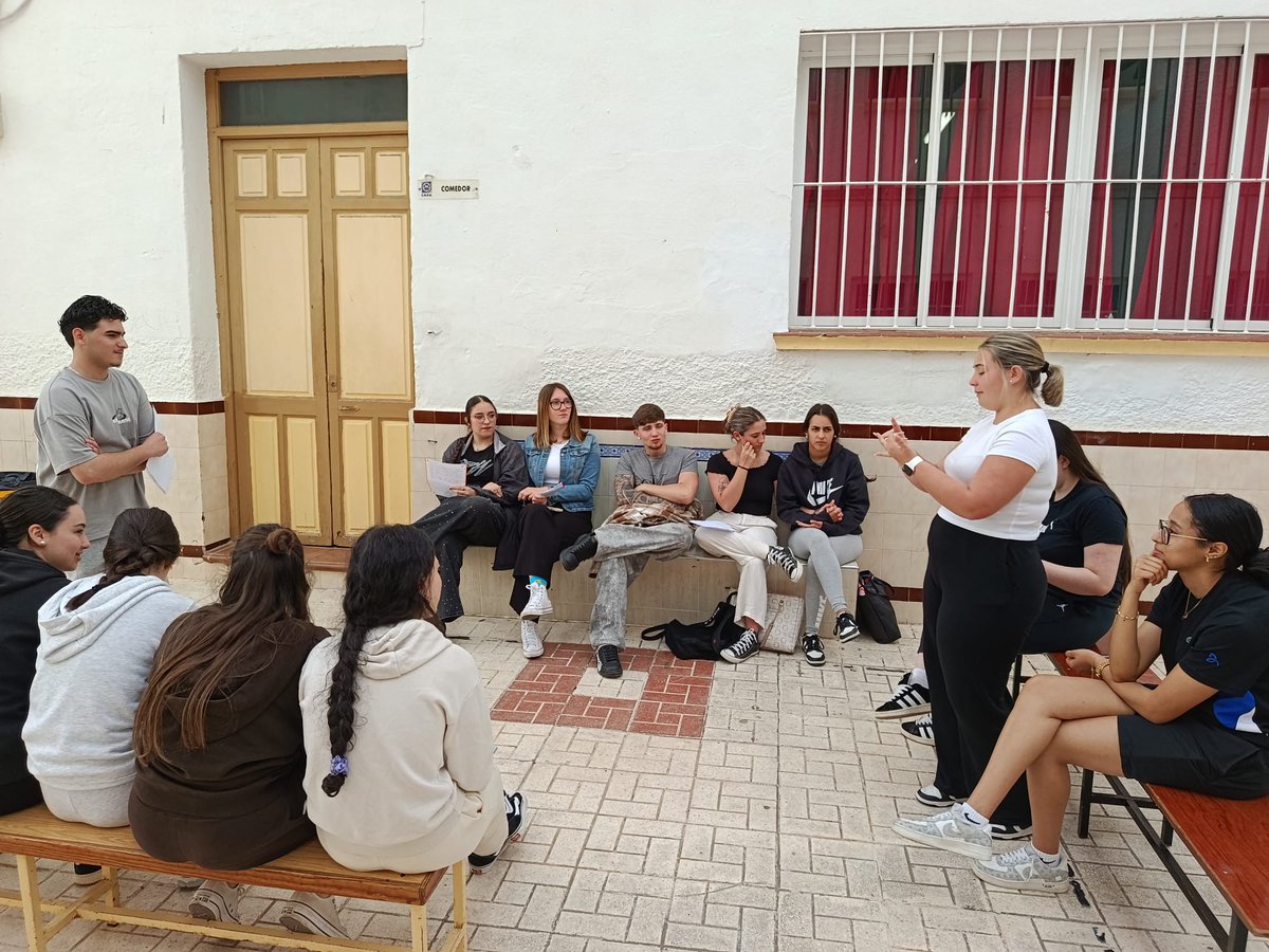 SAFAICET's tweet image. Hoy, debate al aire libre en la asignatura de Filosofía de 1° Bachillerato Sociales. 😃👏🏼👏🏼
#YoConSAFA #FamiliaSAFA #BachilleratoSAFA #VenMiraSienteSAFA #EducamosPersonasCreamosFuturo #ApúntateALaExperienciaSAFAICET 
@fundacionsafa @educsi @JesuitasESP