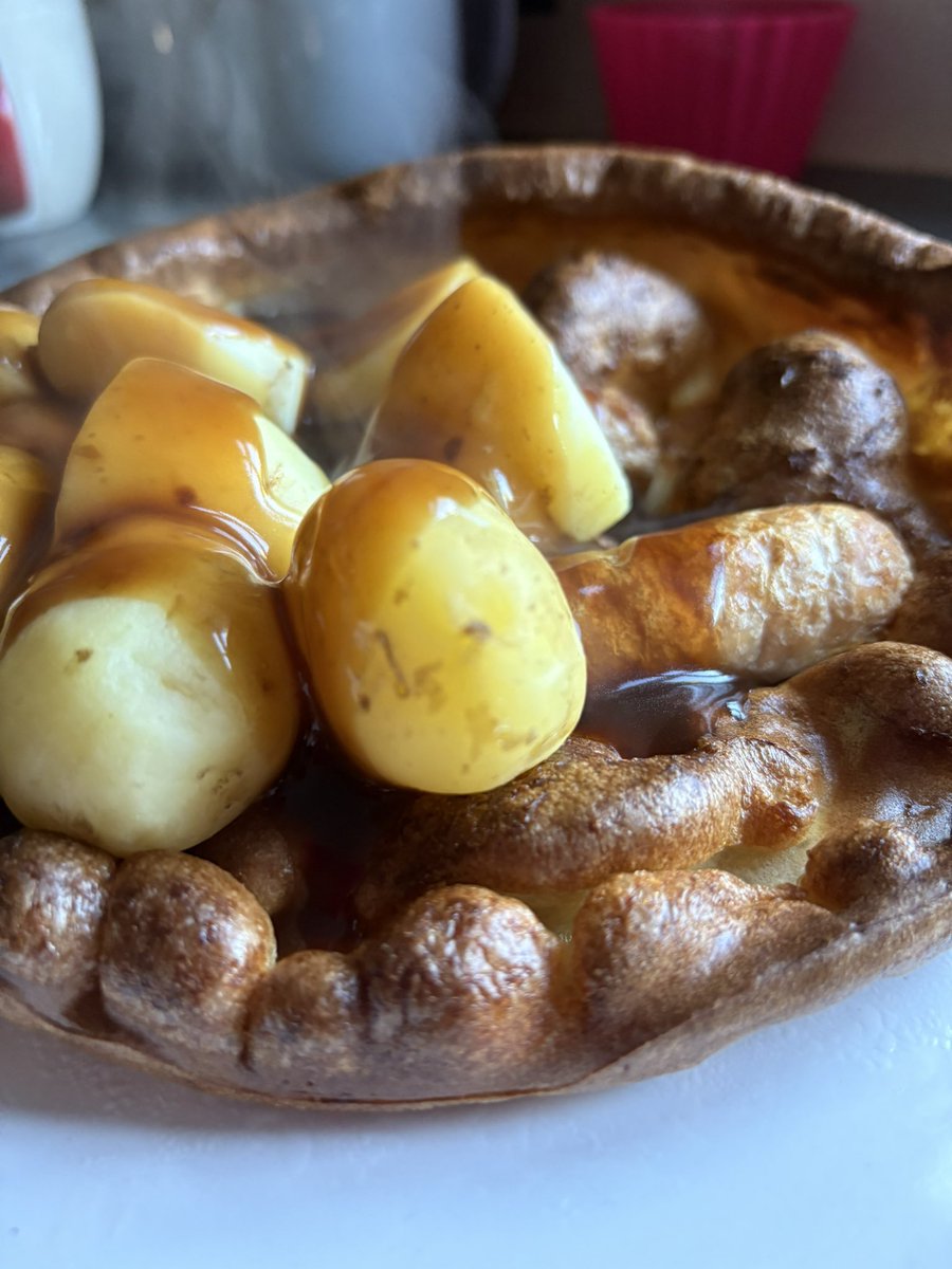 thebakingnanna1's tweet image. Toad in the hole,Jersey royal potato’s and a glug of gravy 🤔what more could you ask for 😍 #comfortfood