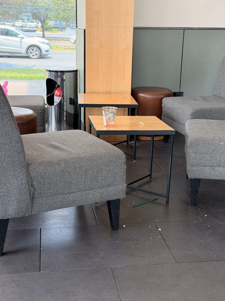 Edgar_SM_'s tweet photo. @somosalsea @StarbucksMex 

La sucursal de Gómez Morin 404, sucia, con el aire acondicionado apagado… eso sí, atención amable pero el resto, deja mucho a desear, más cuando estamos a 34 grados!! https://t.co/O15OsyJgN5