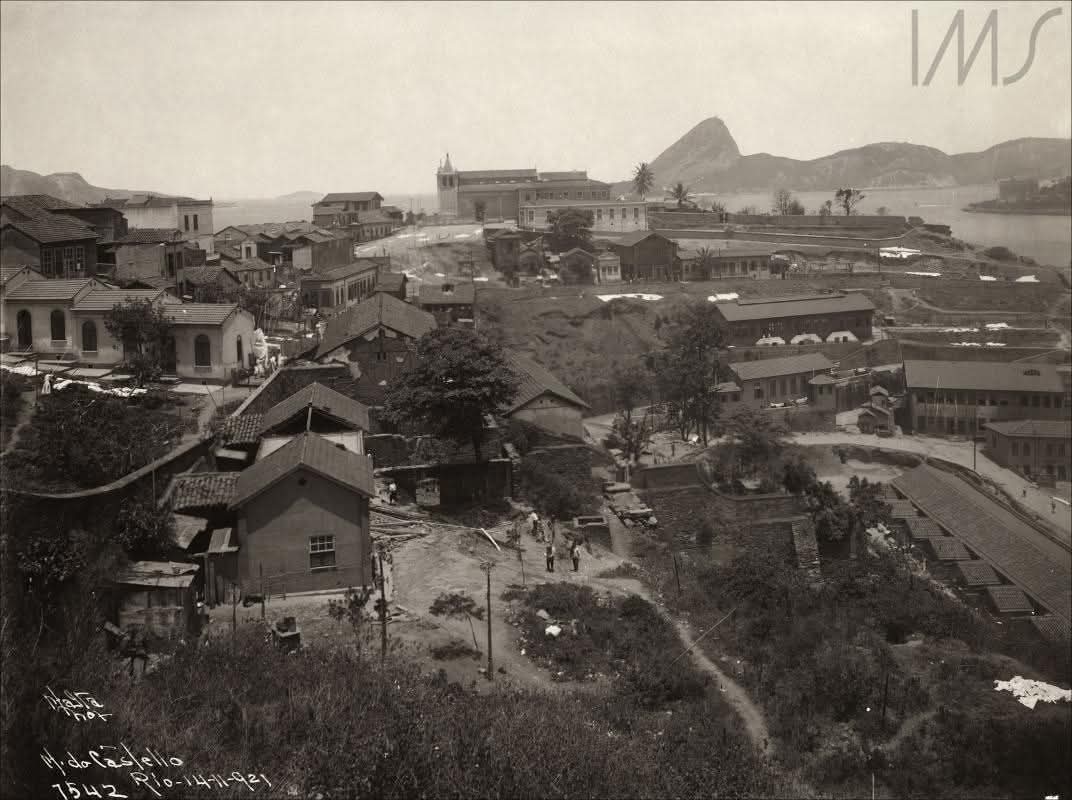 Morro do Castelo - 14/11/1921, 1 ano antes do da demolição total.

📸 Augusto Malta