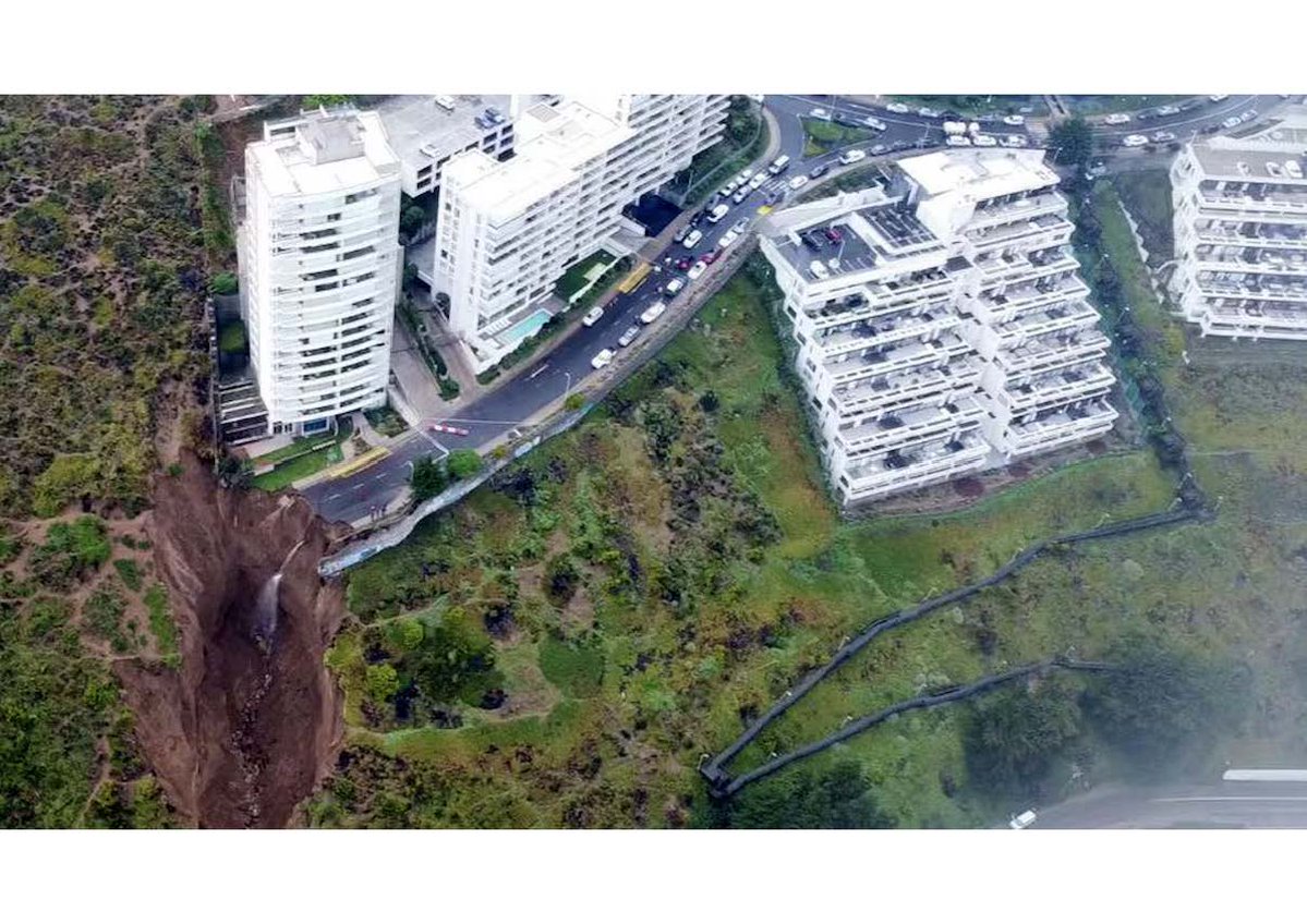 La sombra del humo en el espejo tweet media