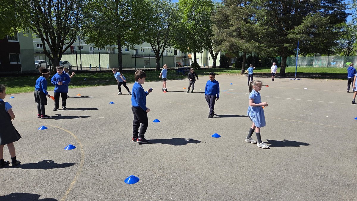 marys_rc's tweet image. Blwyddyn 3 had fun in the sun today improving their tennis skills and showing  great teamwork and enthusiasm.
#skills 
#timefortennis