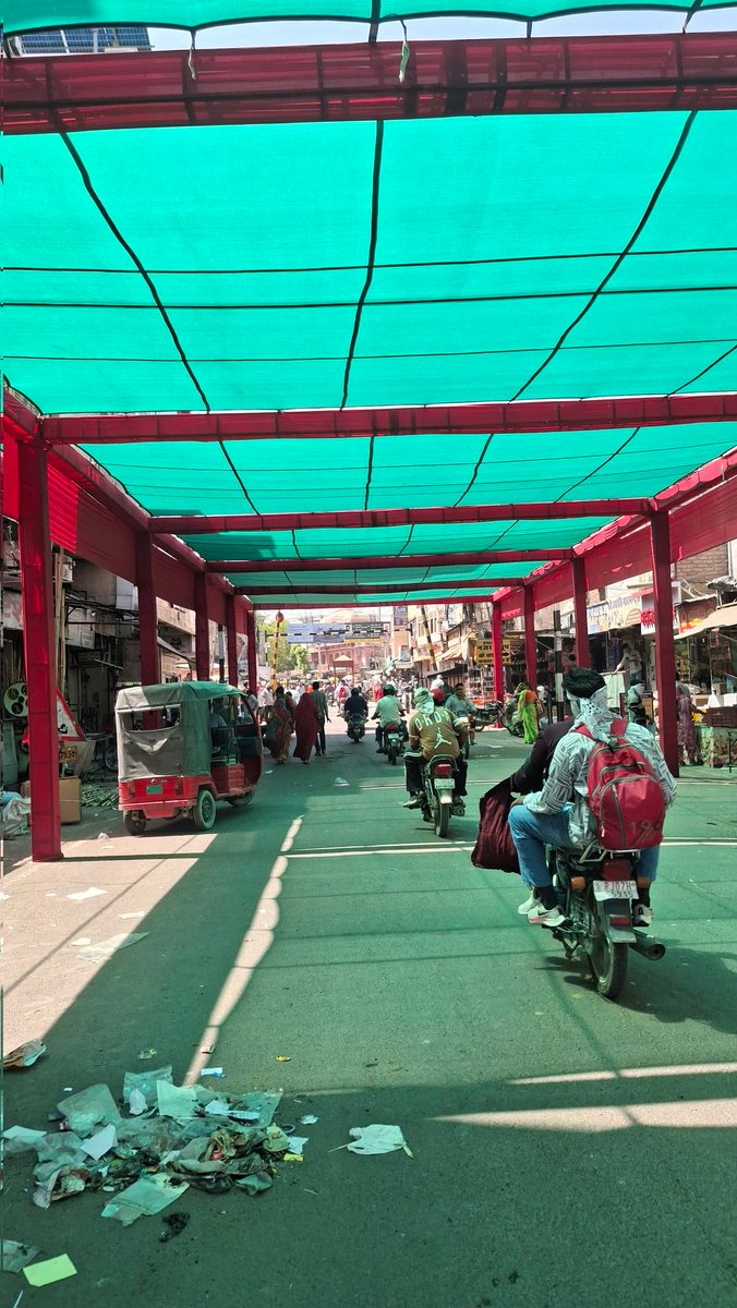 UpadhyayTolaram's tweet image. #bikaner #rajasthan #bharat 

यहां शहर के बीचोबीच कोटगेट पर दो रेलवे
फाटक हैं जो दिन में करीब पच्चास बार बन्द
होते हैं। चिलचिलाती धूप से बचाव के लिए
दोनों जगह टेंट लगाए हैं। गत वर्ष निगम द्वारा
लगाए थे इस वर्ष भी शायद उसी ने लगाए होंगे
लेकिन बेनर नहीं होने से पुख्ता जानकारी नहीं।