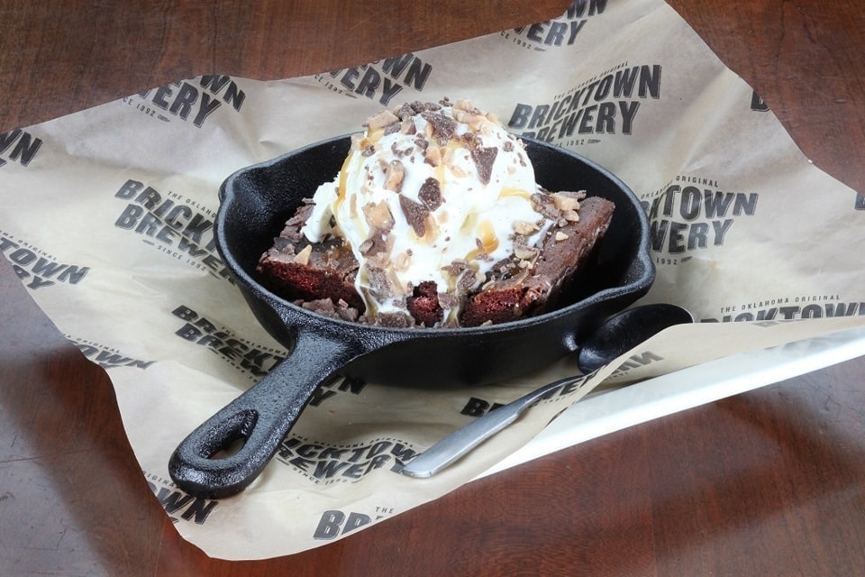BtbEdmond's tweet photo. 🍰 Dessert decision time…

You saved room (obviously). Now the real question is: what sweet treat are you going for? 😋

🍎 Sizzling Apple Crisp
🍓 New York-Style Cheesecake
🍫 Heath Bar Crunch Brownie
🥤 Hank’s Gourmet Root Beer Float

Vote in the poll ⬇️

#Dessert https://t.co/V31b4tROUP