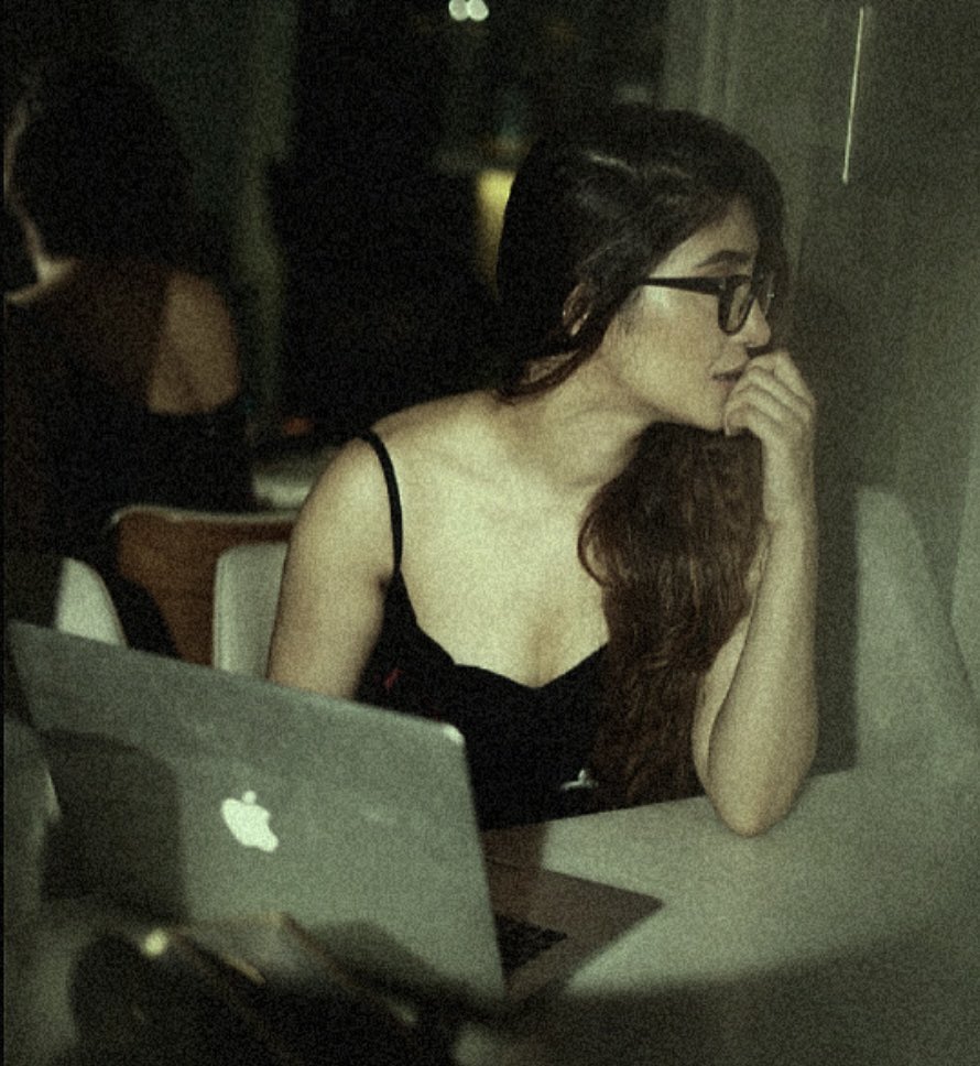 Shivangi in specs will always remind me of Bhagyashree🥹
Kash ke ekta ne modern touch diya hota styling me shivi hc zyada badiya slay krte😭

#ShivangiJoshi
