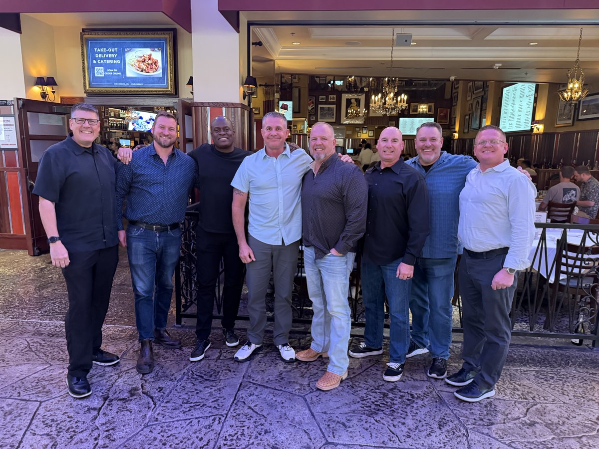 FBINAAQuantico's tweet photo. A little Las Vegas reunion for Session 293!🎲
We love when sessions reconnect and keep building memories together. These friendships go the distance! #Session293 #Reunion #FBINAA https://t.co/GwrvwK1Yc6