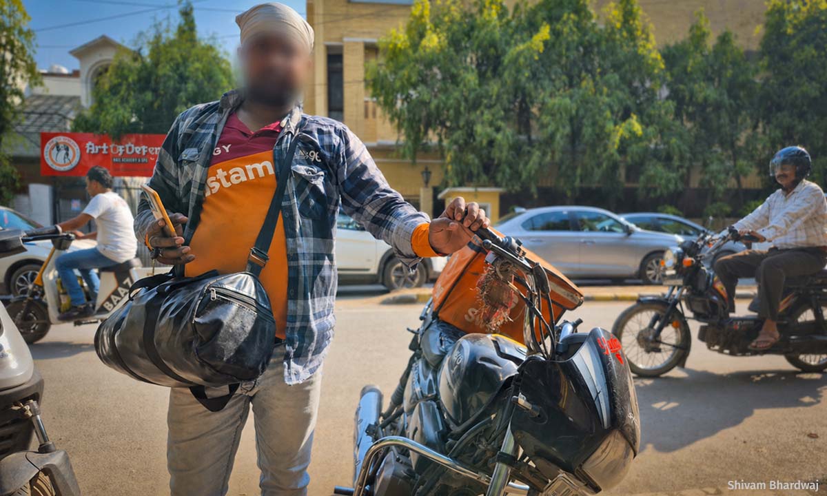 IndiaSpend's tweet image. "When we climb three to five floors in apartment complexes, we get dizzy. In many buildings, they do not even allow us to use the elevator." India's #gig workers have no heat protection, @ShivamHuman1 reports: indiaspend.com/earthcheckindi…