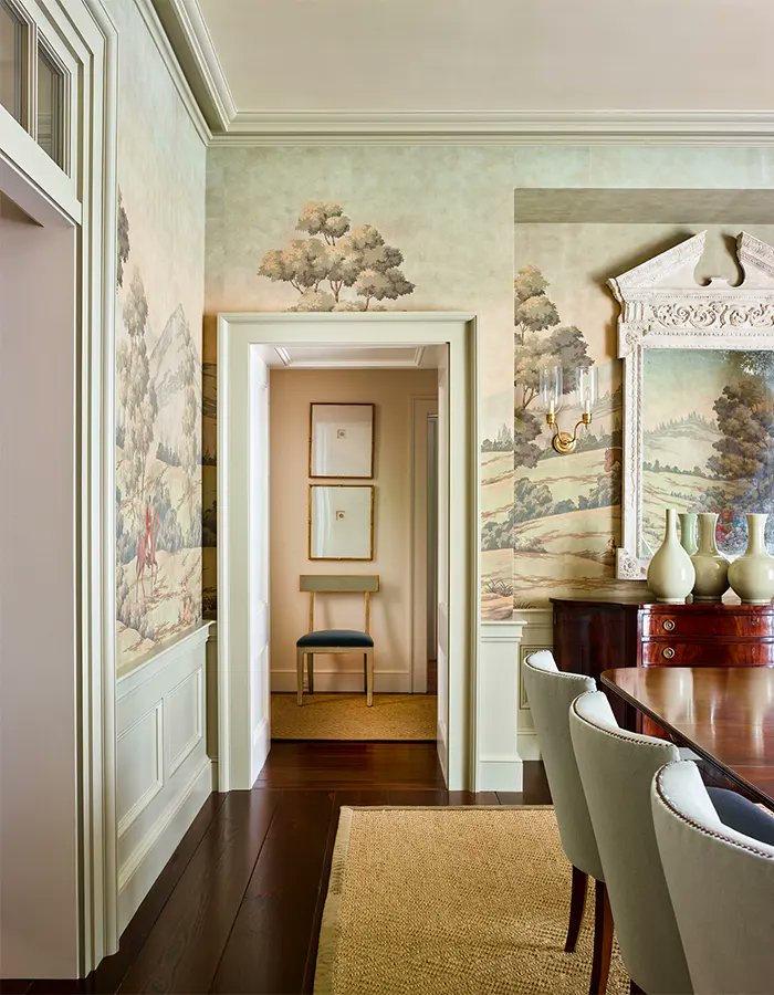 TheLemeDecor's tweet image. Elegant dining room with a scenic wall mural, pale wainscoting, upholstered chairs, a polished table, layered lighting, and refined artistic wall décor, creating a sophisticated and timeless space.

#DiningRoom #InteriorDesign #HomeDecor #ElegantSpaces #WallMural #LuxuryInteriors