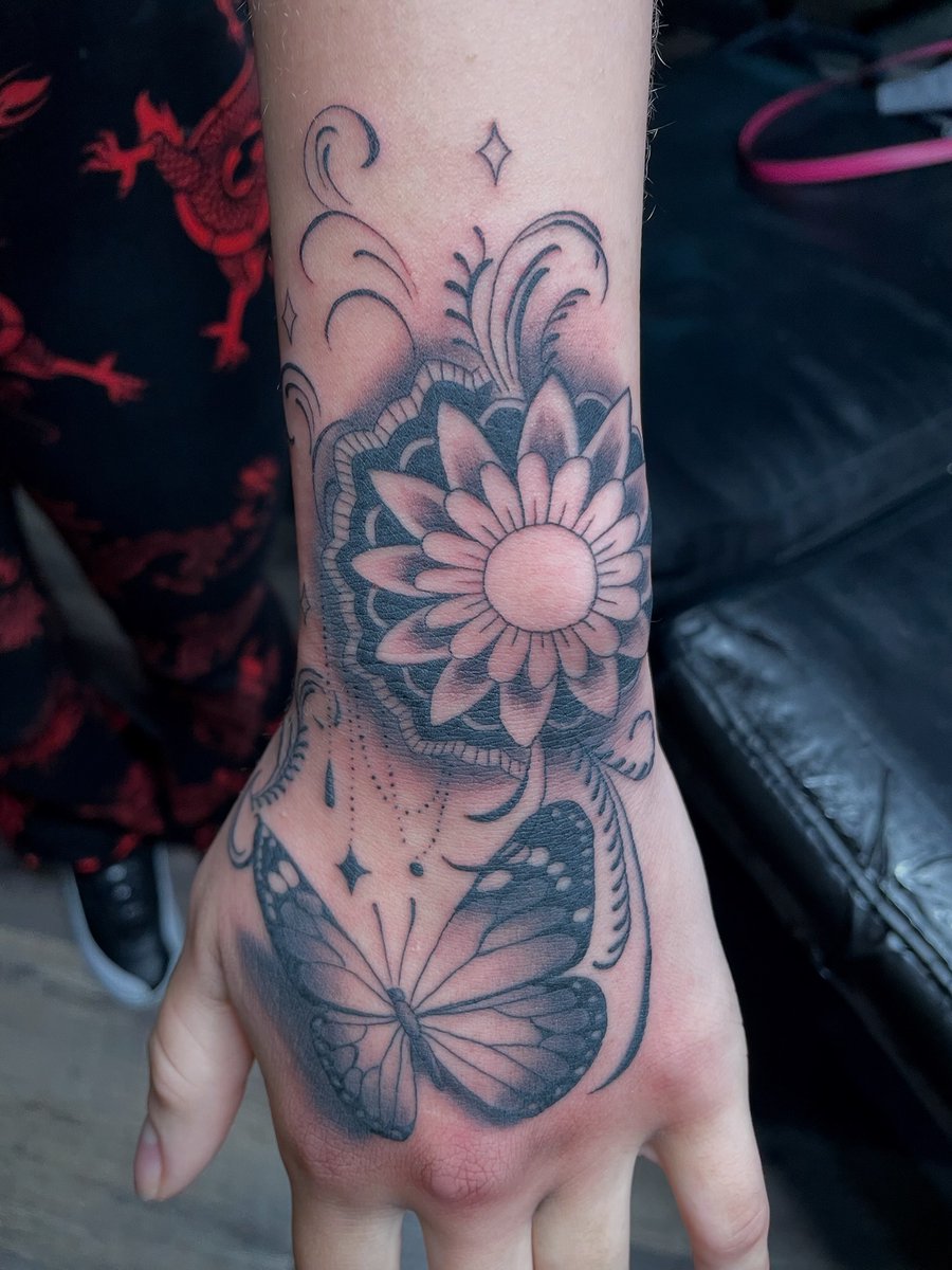 BurnedHeartsTat's tweet image. Collin's precision and eye for detail shine in every tattoo. He transforms client ideas into intentional, clean art that ages beautifully. Trust him with your skin! 💪🖤 #TattooArtist #CollinTattoo #Artistry #TattooDesign #PrecisionInk #TattooCommunity #Inked #BodyArt