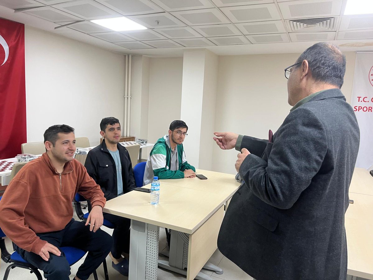 KonyaKYGM's tweet photo. 📍 Tahir Büyükkörükçü Yurdu

Eğitimci yazar Lütfi Şahin ile bir araya gelerek Dijital Okuryazarlık üzerine keyifli bir hasbihal gerçekleştirdik.
Teknolojinin bilinçli kullanımı ve dijital dünyayı değerlendirdiğimiz bir akşam geçirdik. 💻📚
@OA_BAK @gencliksporbak @GSB_KYGM https://t.co/CdDnWa6osO