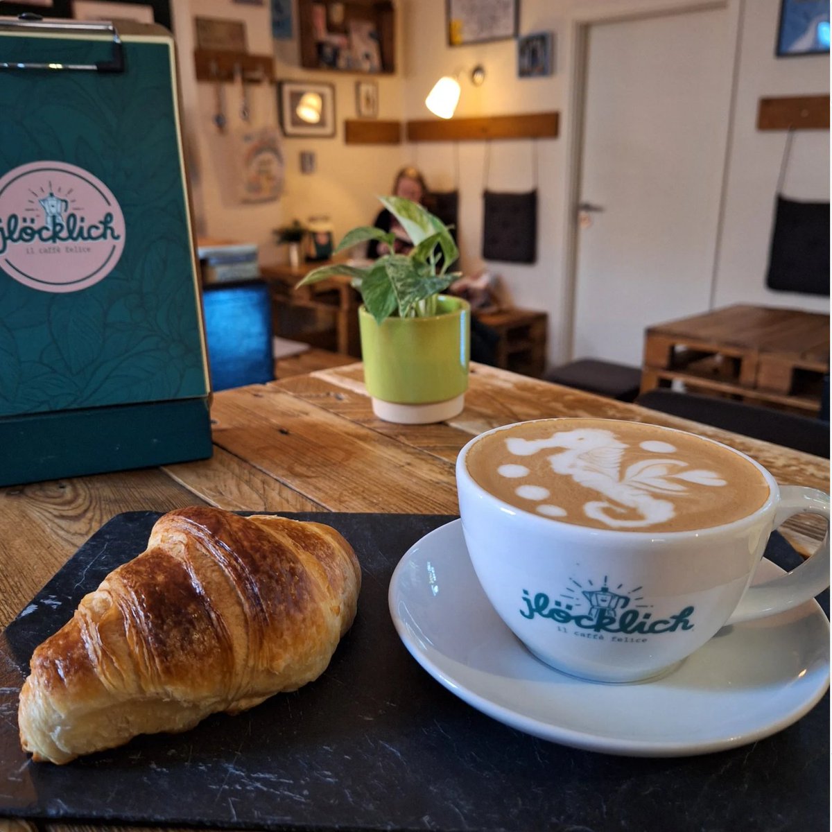 HerzensSonne22's tweet image. Dieser Moment, wenn Du merkst, dass man sich im neuen Heimathafencafé freut, wenn Du reinkommst.🥺🥰🙏🌞 Home is, where the heart is.💛💛 And the best coffee.☕️☕️ #jlöcklich #Köln #Coffeelover #coffeelove #Cologne 

📷 © @ jloecklich.il.caffe.felice (Insta)