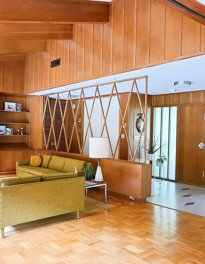 TheLemeDecor's tweet image. Warm woods with retro elegance featuring rich timber tones, vintage-inspired furniture, and soft ambient lighting, creating a cozy yet refined nostalgic interior.#InteriorDesign #RetroStyle #HomeDecor #WarmWoods #VintageInteriors #ElegantSpaces #CozyDesign #RoomInspo