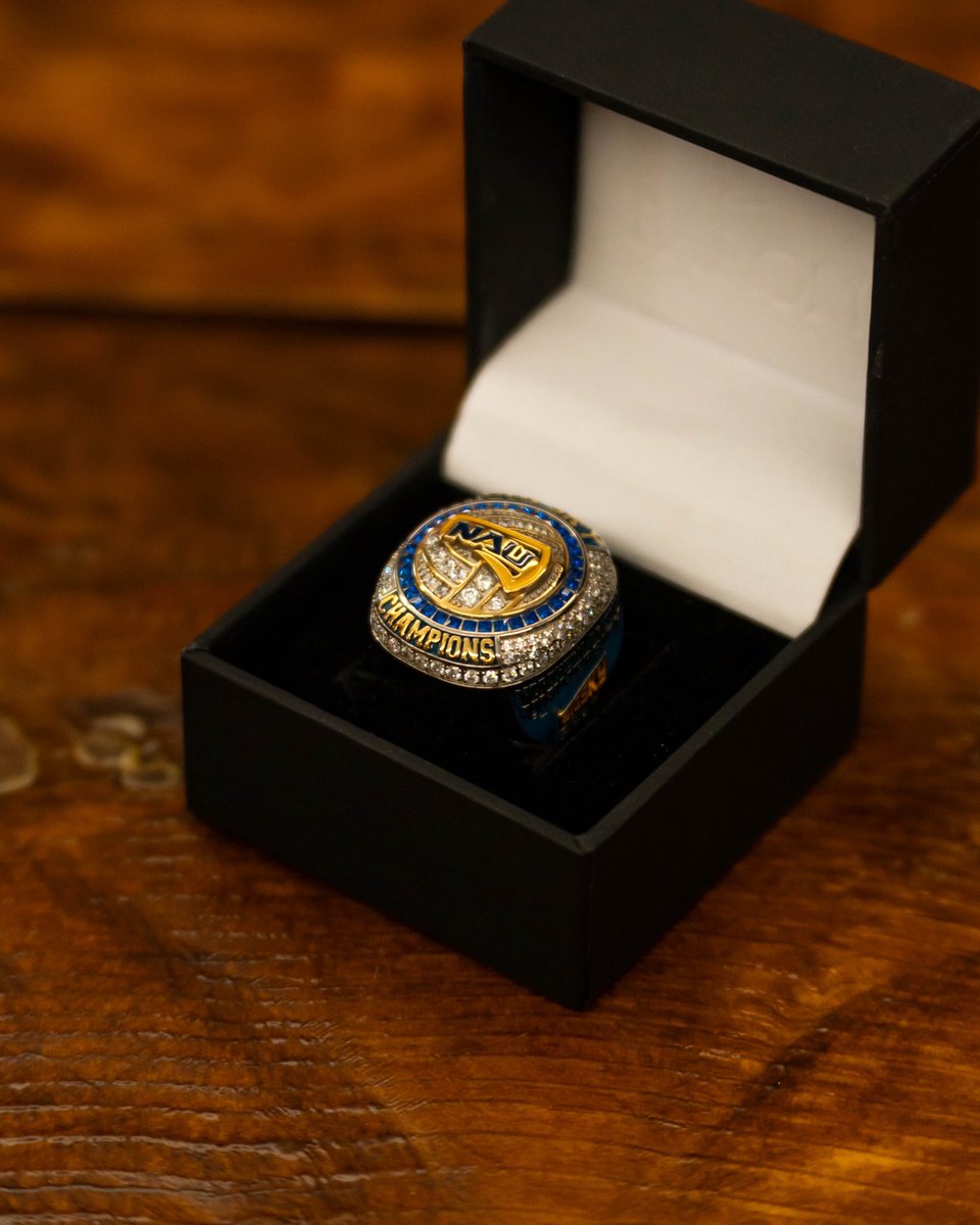 NAUVolleyball's tweet image. I got a really big team, and they need some really big rings 💍💍💍💍💍

#RaiseTheFlag | #BigSkyVB