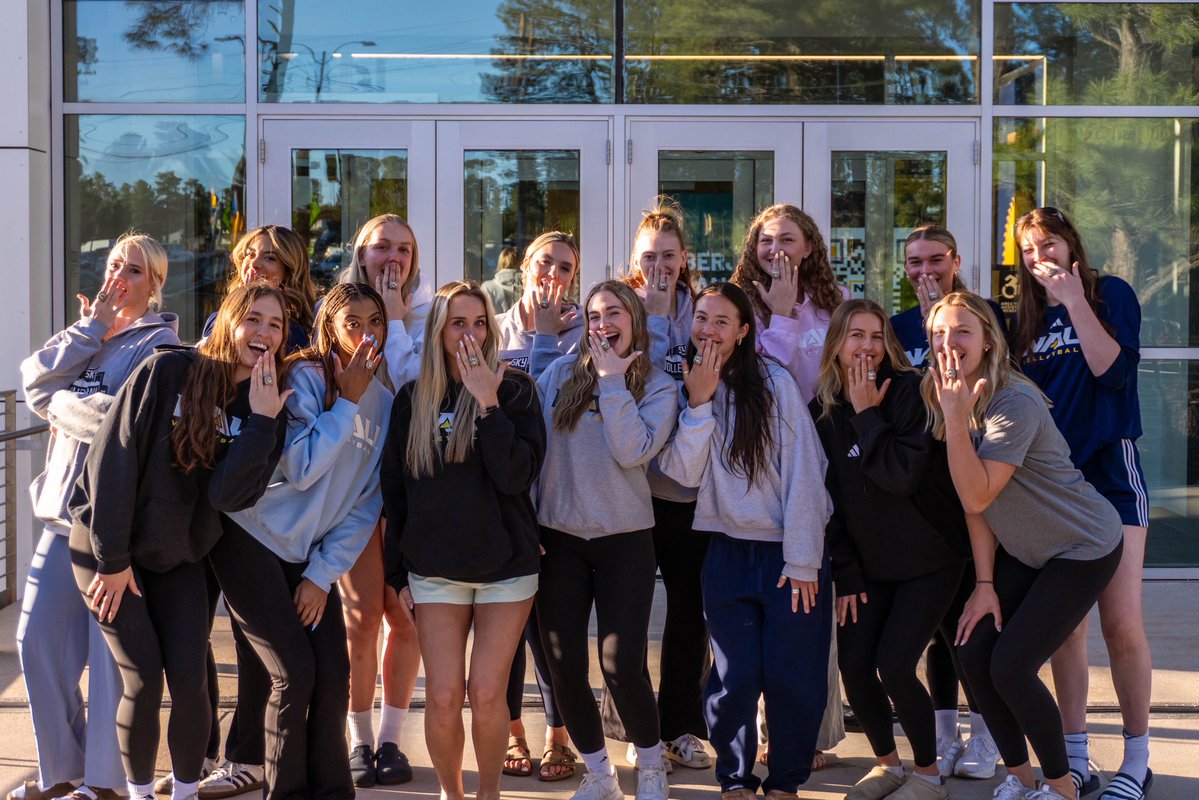 NAUVolleyball's tweet image. I got a really big team, and they need some really big rings 💍💍💍💍💍

#RaiseTheFlag | #BigSkyVB