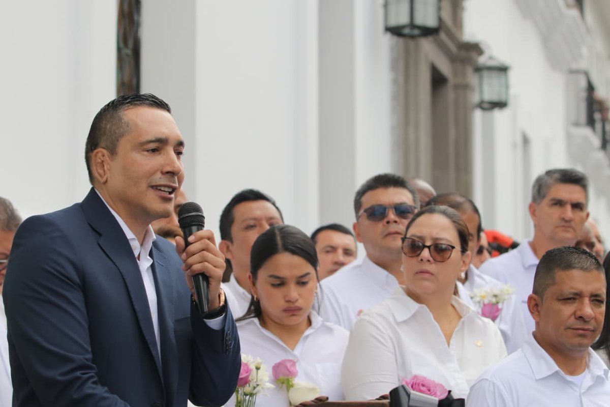 OctavioGuzmanGu's tweet photo. El 25 de abril, un explosivo le arrebató 21 vidas al Cauca, 16 mujeres y 5 hombres que amanecieron con sueños y proyectos, sin saber que la violencia les arrebataría todo.

Hoy nos unimos como caucanos y caucanas para rendirles homenaje, junto a Alcaldes, Diputados, Gerentes de las ESE, Universidades, gremios y todas las fuerzas vivas de nuestro territorio. 

Desde aquí exigimos al Gobierno Nacional y a la comunidad internacional su mirada: esto es una violación flagrante del Derecho Internacional Humanitario. El Cauca exige justicia ahora.

Nidia Mosquera, Patricia Mosquera, Nereida Mosquera Ángulo, Virgelina Valencia, Clemencia Valencia, María Etelbina Valencia, Daniela Valencia Holguín, Andrea Golondrino, Florinda Camayo Méndez, Gloria Patricia Riascos, María Libia Sánchez Flor, Carmen Lasso Dorado, Luz Dary Solarte, Diomira Salazar, Liliana Valenzuela, José Edinson Sánchez Farfán, Alirio Medina Medina, Francisco Javier Olave, Harold Jair Bojorge, José Ciro Puliche, Bertha Betancur Cardona. 

Ellas y ellos, 21 vidas que el Cauca no va a olvidar y que nos comprometemos a honrar y dignificar su memoria. 

Que este sea el momento en que el Cauca se levante unido, con la fuerza de su gente, con la dignidad intacta, y le diga al país y al mundo que la vida no se negocia, que la paz no se aplaza y que nunca más permitiremos que la muerte tenga la última palabra.