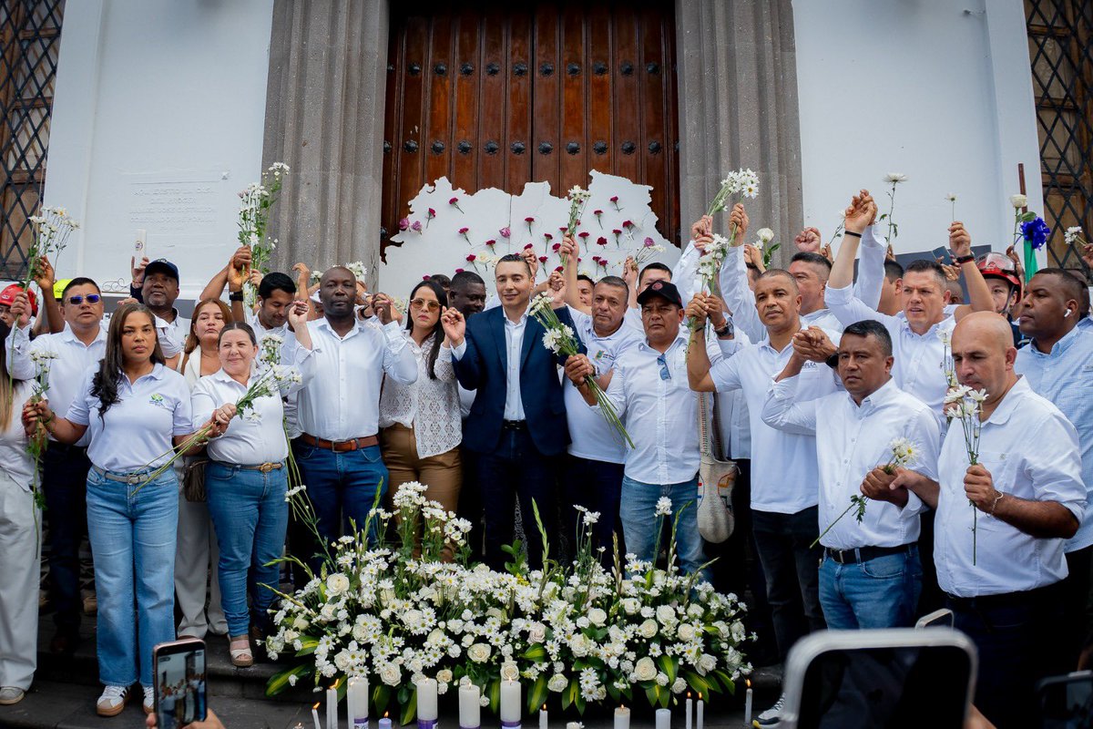 OctavioGuzmanGu's tweet photo. El 25 de abril, un explosivo le arrebató 21 vidas al Cauca, 16 mujeres y 5 hombres que amanecieron con sueños y proyectos, sin saber que la violencia les arrebataría todo.

Hoy nos unimos como caucanos y caucanas para rendirles homenaje, junto a Alcaldes, Diputados, Gerentes de las ESE, Universidades, gremios y todas las fuerzas vivas de nuestro territorio. 

Desde aquí exigimos al Gobierno Nacional y a la comunidad internacional su mirada: esto es una violación flagrante del Derecho Internacional Humanitario. El Cauca exige justicia ahora.

Nidia Mosquera, Patricia Mosquera, Nereida Mosquera Ángulo, Virgelina Valencia, Clemencia Valencia, María Etelbina Valencia, Daniela Valencia Holguín, Andrea Golondrino, Florinda Camayo Méndez, Gloria Patricia Riascos, María Libia Sánchez Flor, Carmen Lasso Dorado, Luz Dary Solarte, Diomira Salazar, Liliana Valenzuela, José Edinson Sánchez Farfán, Alirio Medina Medina, Francisco Javier Olave, Harold Jair Bojorge, José Ciro Puliche, Bertha Betancur Cardona. 

Ellas y ellos, 21 vidas que el Cauca no va a olvidar y que nos comprometemos a honrar y dignificar su memoria. 

Que este sea el momento en que el Cauca se levante unido, con la fuerza de su gente, con la dignidad intacta, y le diga al país y al mundo que la vida no se negocia, que la paz no se aplaza y que nunca más permitiremos que la muerte tenga la última palabra.