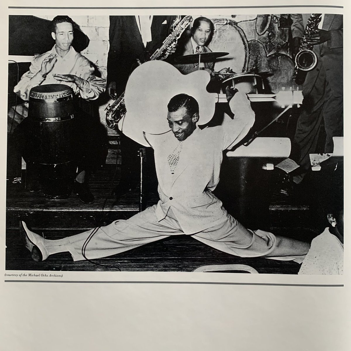 ayama5's tweet image. #Blues 76
『The Complete Recordings Of T-Bone Walker 1940-1954』
ギターとボーカルの心地良いバランスがT-Bone最大の魅力と改めて認識した絶頂期の音源を収録した9枚組ボックスセット。
T-Bone Shuffle 
youtu.be/PwMC3W3BE4c?si… 
Bobby Sox Blues
youtu.be/UnSDFhQSoWg?si…