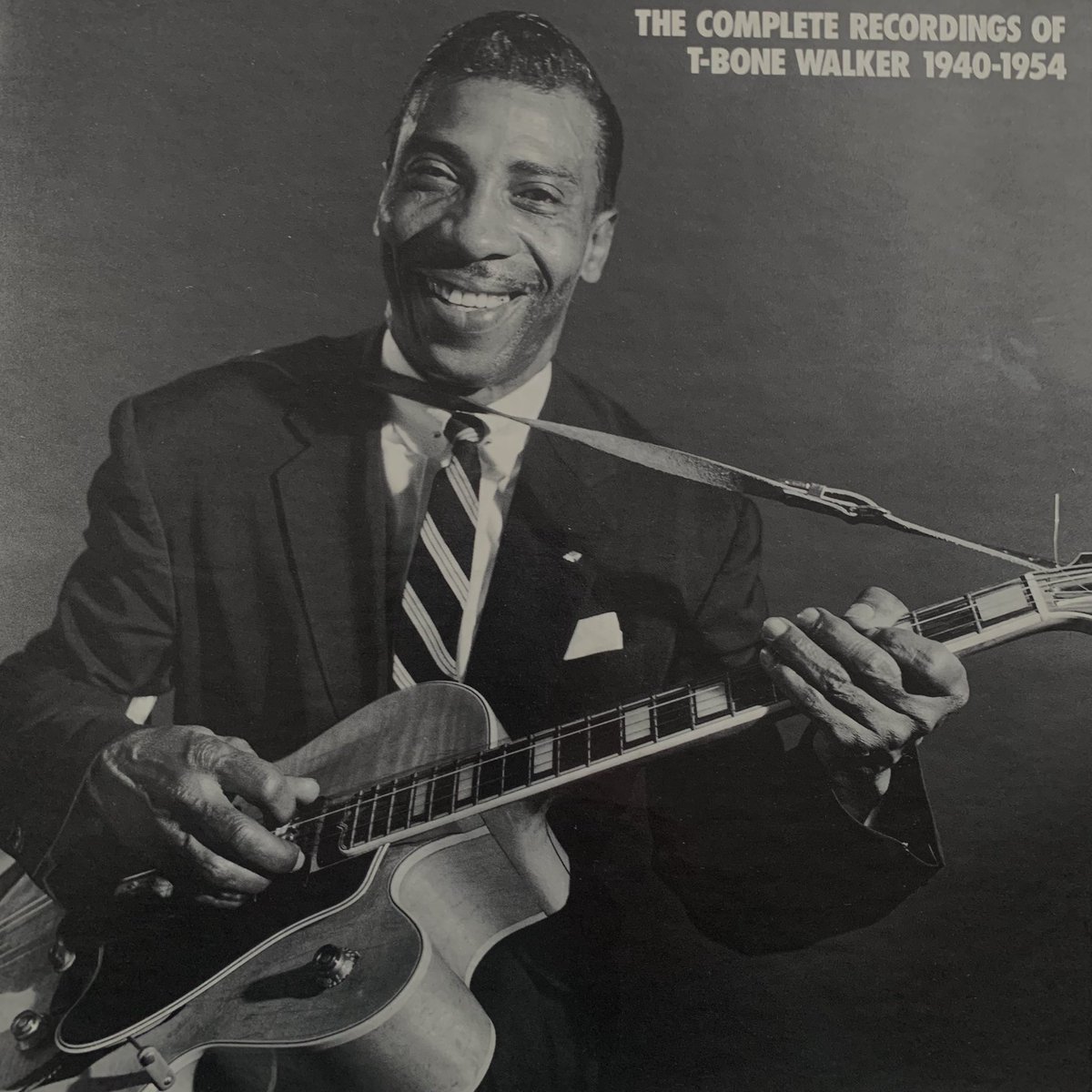 ayama5's tweet image. #Blues 76
『The Complete Recordings Of T-Bone Walker 1940-1954』
ギターとボーカルの心地良いバランスがT-Bone最大の魅力と改めて認識した絶頂期の音源を収録した9枚組ボックスセット。
T-Bone Shuffle 
youtu.be/PwMC3W3BE4c?si… 
Bobby Sox Blues
youtu.be/UnSDFhQSoWg?si…