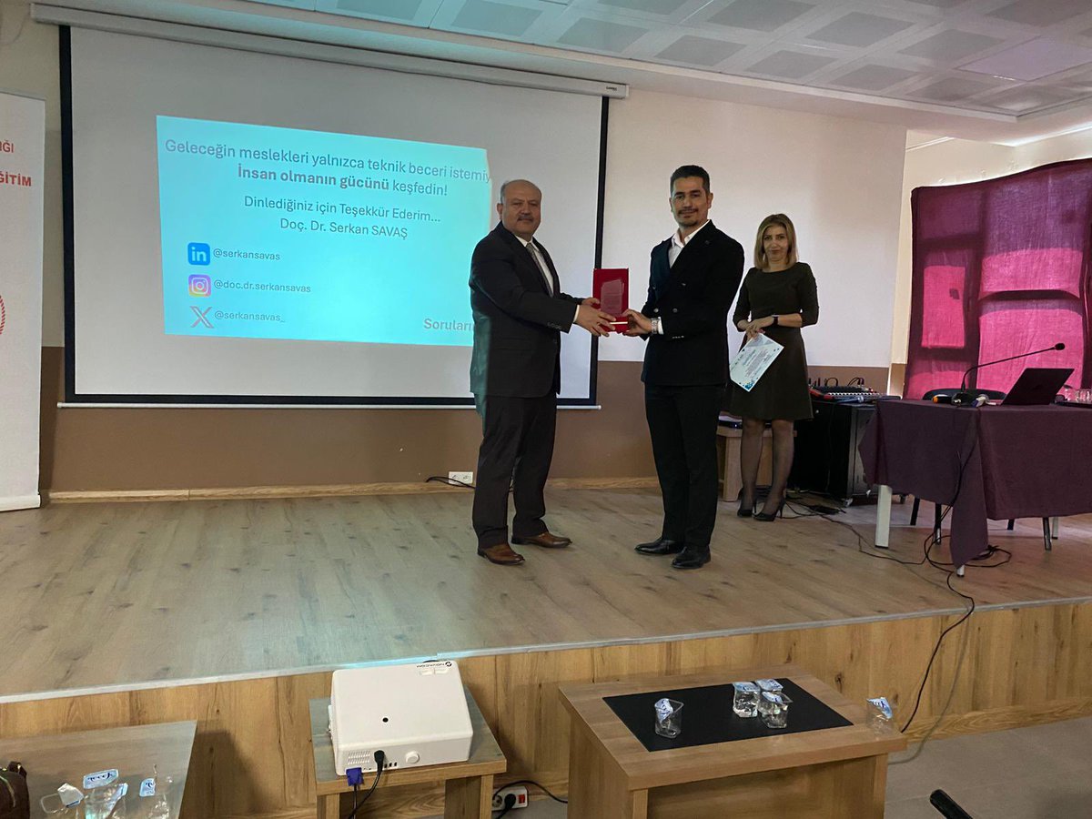 serkansavas_'s tweet image. Kırıkkale Yahşihan İlçe MEM koordinesinde gerçekleştirilen TÜBİTAK Bilim Söyleşileri kapsamında Yahşihan İlçesinde gençlerle buluştuk ve Yapay Zeka üzerine söyleşi gerçekleştirdik. Faydalı olması dileklerimle… #TÜBİTAK #BilimSöyleşileri #YapayZeka #EğitimdeYapayZeka