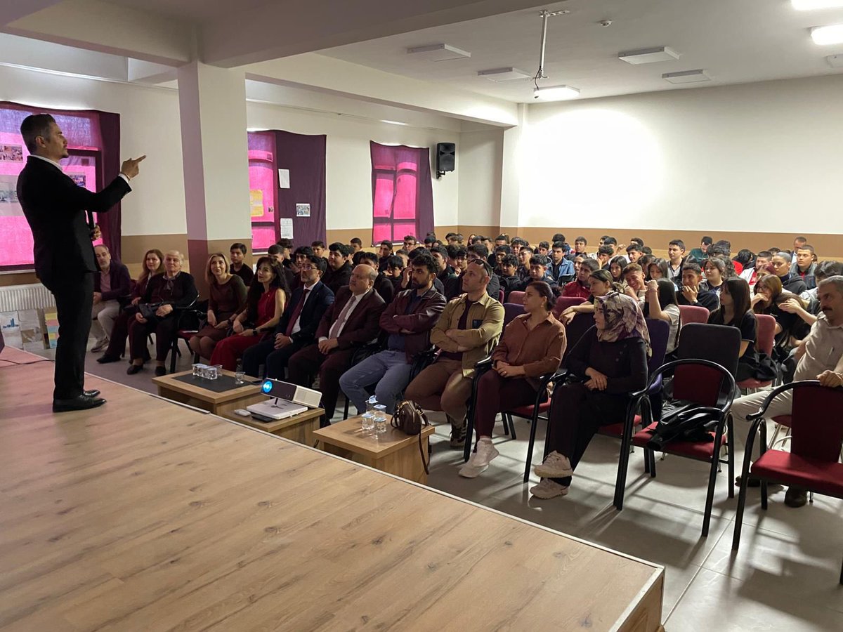 serkansavas_'s tweet image. Kırıkkale Yahşihan İlçe MEM koordinesinde gerçekleştirilen TÜBİTAK Bilim Söyleşileri kapsamında Yahşihan İlçesinde gençlerle buluştuk ve Yapay Zeka üzerine söyleşi gerçekleştirdik. Faydalı olması dileklerimle… #TÜBİTAK #BilimSöyleşileri #YapayZeka #EğitimdeYapayZeka