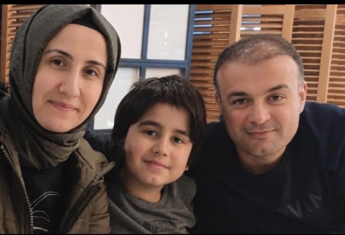 TrendRights_NL's tweet photo. 📌Advocaat Levent Mazılıgüney stelde de vraag: 'Hebben jullie de begrafenis van de 11-jarige Yusuf Tarık, die op zijn school in Kahramanmaraş om het leven werd gebracht, niet bijgewoond vanwege de KHK-status van zijn vader?

YusufTarıkın Mirası https://t.co/XqnebAb56n