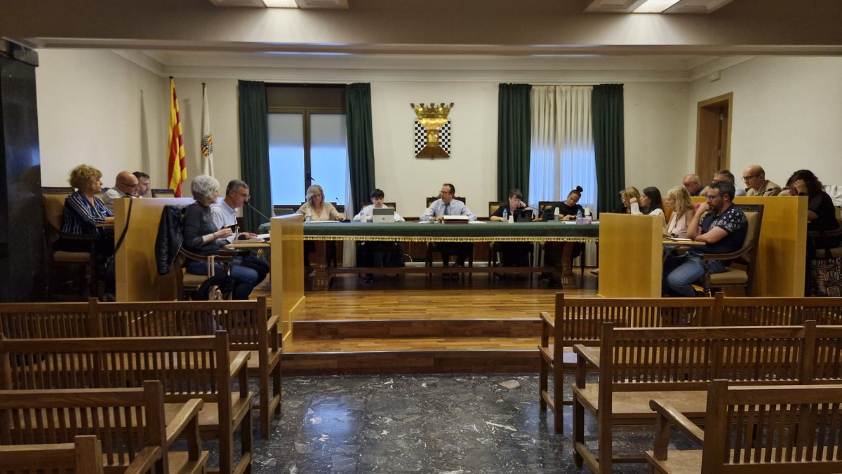 ajdemollerussa's tweet photo. Comença el #PleMollerussa amb l'aprovació de la pròrroga del conveni de col•laboració amb el Consell Comarcal en relació a l'aplicació del servei de primera acollida. Hi voten a favor tots els grups excepte el @MollerussaPp que hi vota en contra https://t.co/XUkoLX0fmp