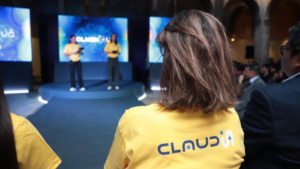 CentenariosI's tweet photo. Bajo el lema “Pensar sigue siendo humano”, la @UdeGuanajuato presentó #ColmenIA, estrategia institucional que impulsa y fomenta el uso ético, crítico y responsable de la inteligencia artificial generativa (IA) en el ámbito universitario.
https://t.co/lRG73EeseN https://t.co/udw01pDNUU
