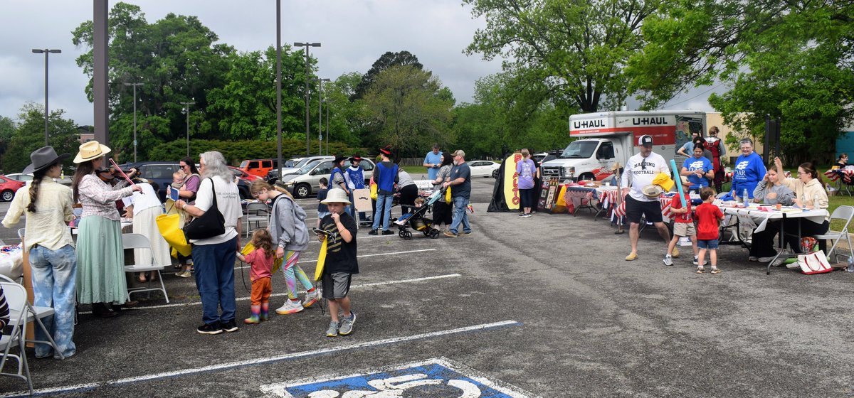 HardingHistPoli's tweet photo. Phi Alpha Theta, sponsored by Dr. Julie Harris, hosted our annual History Faire last Saturday. Local children enjoyed exploring the different booths and learning about history! Thank you to everyone who participated! https://t.co/Fw7ByNIOeW