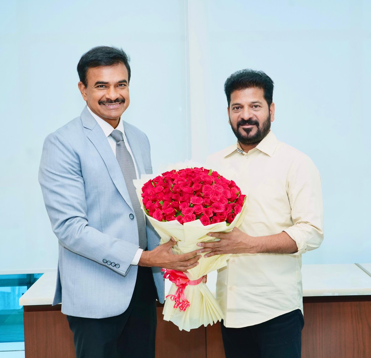 jsuryareddy's tweet image. Newly appointed Telangana DGP C.V. Anand (@CVAnandIPS) paid a courtesy call on Chief Minister A Revanth Reddy at the ICCC, Hyderabad.

#Hyderabad #TelanganaDGP