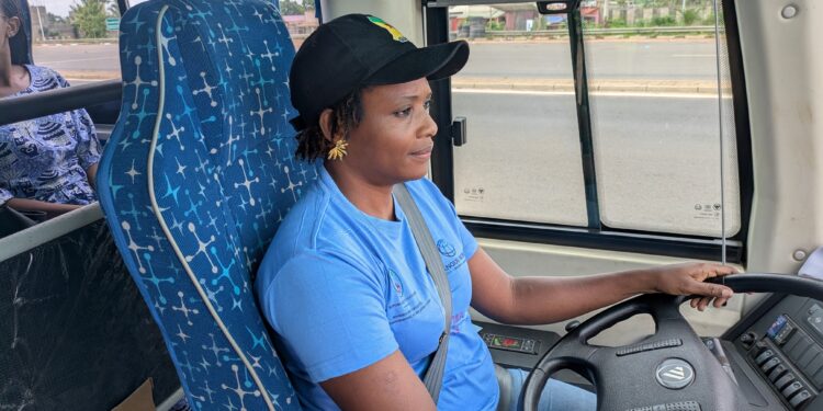 BerniceDao23733's tweet photo. Au-delà des stéréotypes, l'expertise, la première cohorte de #conductrices professionnelles de poids lourds a entamé sa formation certifiante. Le #Togo modernise son secteur des transports et mise sur le talent féminin pour booster la connectivité régionale.
#Transport #Femmes https://t.co/cM1sELeptJ