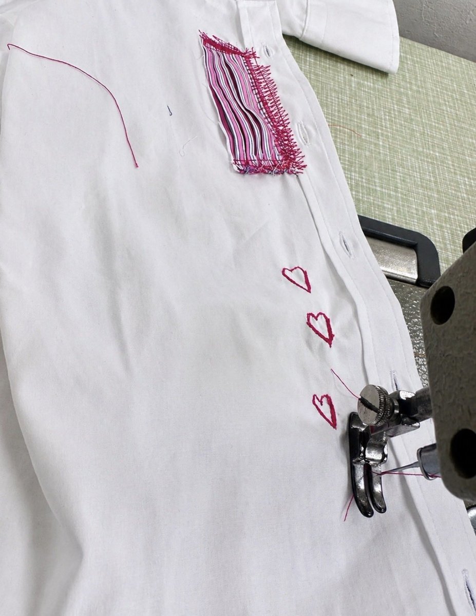 JamieDarbyUK's tweet image. White shirt in progress.
Stitched hearts, raw patchwork, one-off details.
Handmade in Manchester.

#HandmadeInManchester #WomensFashion #OneOfOne #SlowFashion #JamieDarbyClothing
jamiedarbyclothing.co.uk