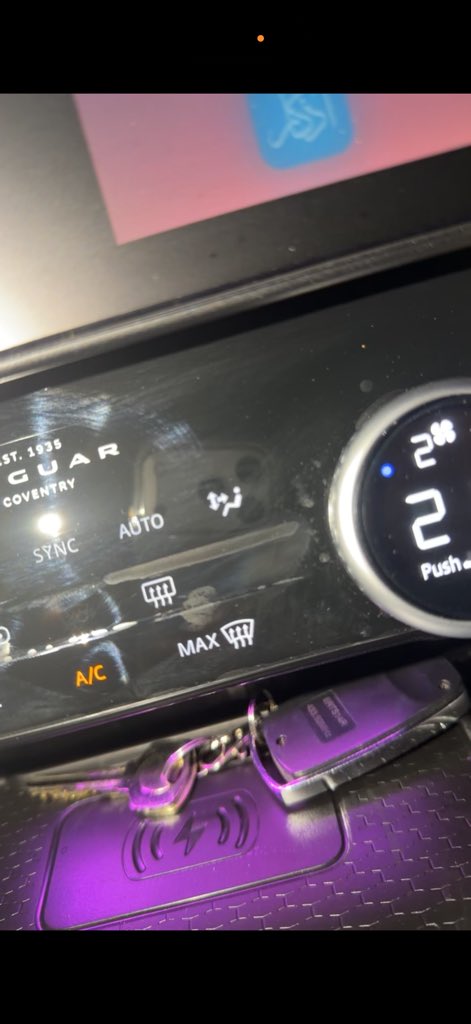 alHanouf__saud's tweet photo. @dettaglioautosa 
جداً مستاءه من اللي شفته اليوم وأنا استلم سيارتي من فرع الصحافه شغل غير احترافي 
الببلز في البدي في اكثر من مكان وفي الشاشه من جوا 
اماً الشعار والأحرف كمية الوسخ حوالين كل حرف مااقدر أوصفها سألت الموظف هل هذا يرضيك قال لا؟ ماافهم صراحه https://t.co/rCu8voOnPn
