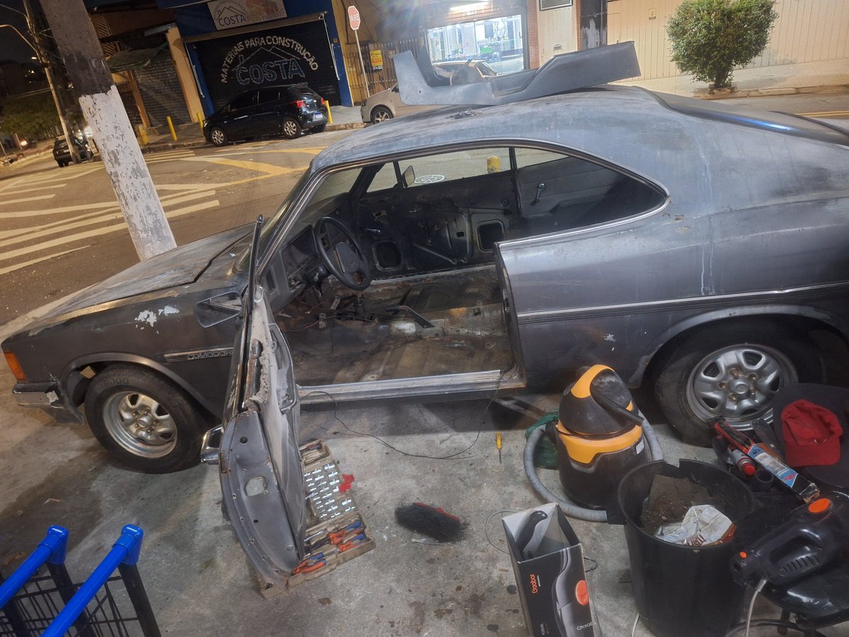 gameplayy_gu's tweet image. Limpei o carro todo agora e mecânico, eletricista e funilaria mas n pretendo fazer muito só tirar o podre 
#carro #opala