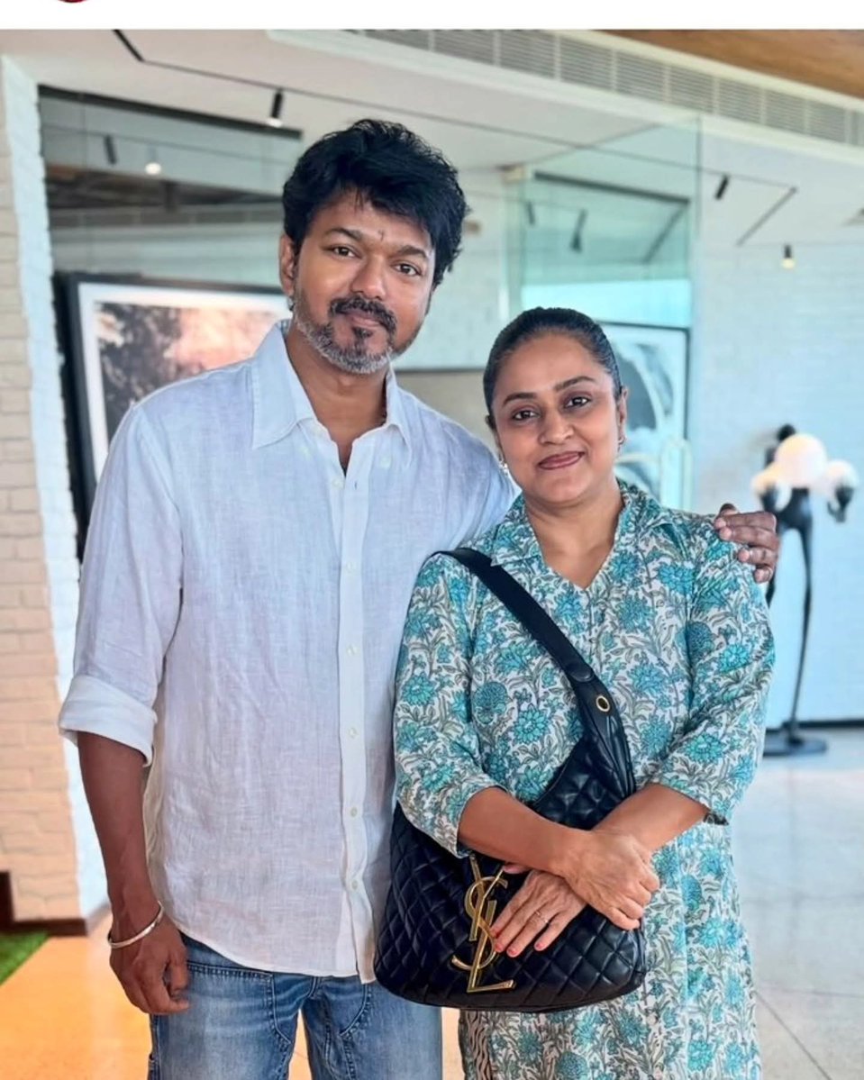 kayaldevaraj's tweet image. #Throwback 2025 April 29th

Actress #Vinodhini Met #ThalapathyVijay 

#தளபதி_விஜய் மற்றும் #வண்ண_வண்ண_பூக்கள் வினோதினி