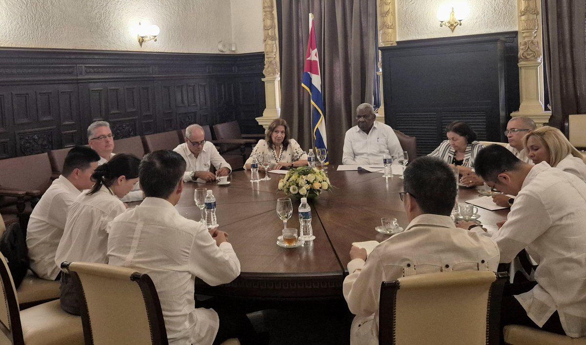 Recibió Esteban Lazo, presidente de <a href="/AsambleaCuba/">Asamblea Nacional Cuba</a>🇨🇺, en el Capitolio Nacional, al Embajador de la República Popular #China🇨🇳, <a href="/EmbHuaXin/">Hua Xin 华昕</a> 

✅️Ratificaron voluntad de seguir fortaleciendo históricas relaciones de hermandad y cooperación, especialmente las interparlamentarias