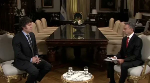 rinconet's tweet photo. -Roja boca, me provocas y de pronto siento que me muero, me parece que esa boca está a un paso de decir te quiero
-O sea, digamos, ¿es una pregunta, Luis?
#MajulQuestions https://t.co/fX26dfVAn8