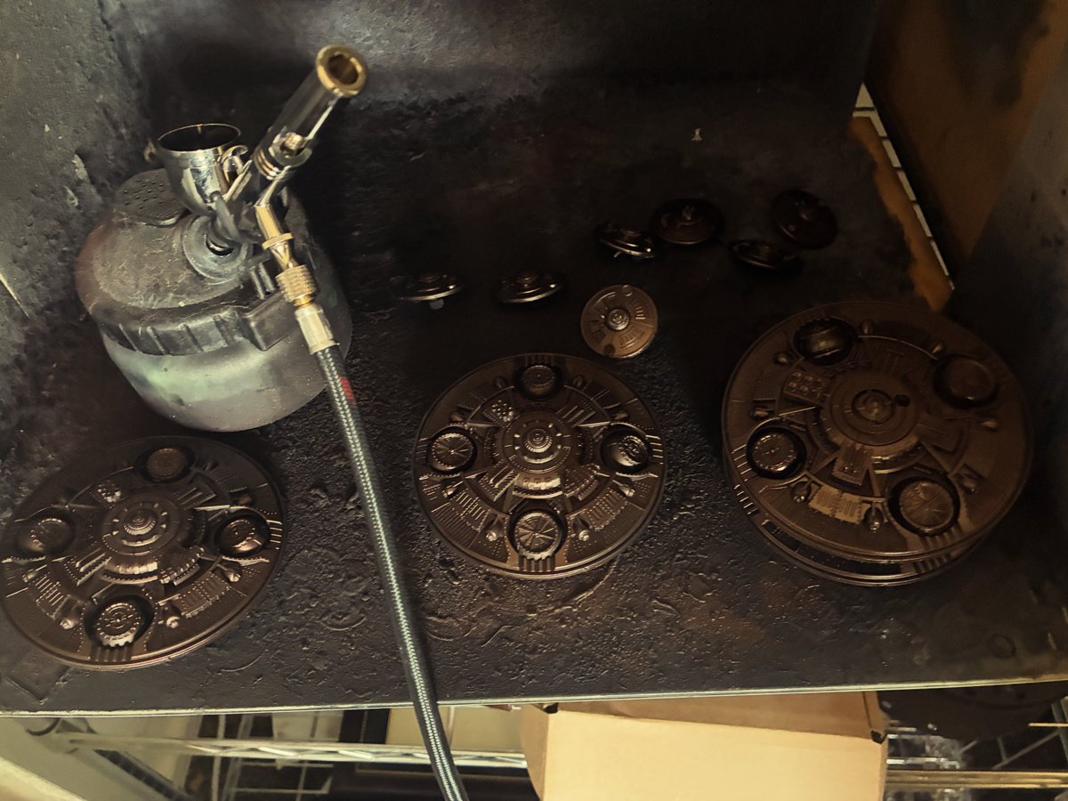 table_top_dad's tweet image. My Enlightened flyers for #DystopianWars got basecoats this morning thanks to me no longer being too lazy to clean out my airbrush.

#wipwednesday #minipainting