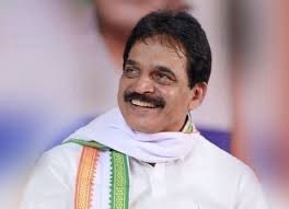 हर पोल में साफ दिखा कि UDF जीत रही है।
अब अगला बड़ा फैसला CM चेहरे को लेकर होगा।
नाम कई सामने हैं, लेकिन जमीनी समर्थन K. C. Venugopal के पक्ष में मज़बूत दिख रहा है।
क्या KCV को CM बनाना चाहिए?
आखिरी फैसला हाईकमान करेगा — आपकी क्या राय है?