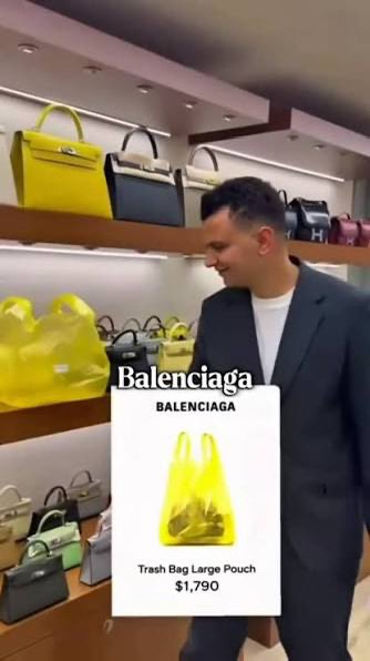 Vinagrita2's tweet photo. Chanel a Balenciaga: No veas la que has liado con el bolso ese, parece una bolsa del chino.

Balenciaga: Ya ves… pues me estoy forrando.

Chanel: Eso es como si yo saco unas sandalias sin suela este verano.

Balenciaga: No hay huevos!.

Chanel: Que no? Sujétame el cubata. https://t.co/9KeSNN3GjC