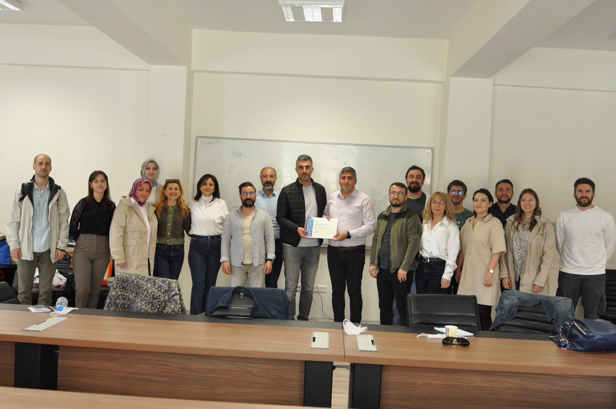 PDB_BARU's tweet photo. Üniversitemizde akademik ve idari süreçlerin sağlıklı ve güvenli bir şekilde sürdürülebilmesi adına, personelimizin acil durumlarda doğru ve etkili müdahalede bulunabilmesine yönelik düzenlenen “Temel İlk Yardım Bilinci” eğitimi başarıyla tamamlandı.
Toplam dört grup halinde iki farklı günde gerçekleştirilen eğitimde, katılımcılar hem teorik bilgilerle donatıldı hem de uygulamalı ve interaktif çalışmalarla ilk yardım becerilerini geliştirme fırsatı buldu.
Bartın Sağlık Hizmetleri Meslek Yüksekokulunda görev yapan Öğr. Gör. Erhan ŞEKER tarafından verilen eğitim, akıcı anlatımı ve uygulamaya dayalı içeriğiyle büyük ilgi gördü. Katılımcıların aktif olarak sürece dahil olduğu bu verimli eğitim, farkındalık oluşturmanın ötesinde, hayati durumlara hazırlıklı olma konusunda önemli kazanımlar sağladı.
Kıymetli katkıları ve değerli paylaşımları için hocamıza teşekkür ediyor, bu tür eğitimlerle kurum içi bilinci güçlendirmeye devam ediyoruz.