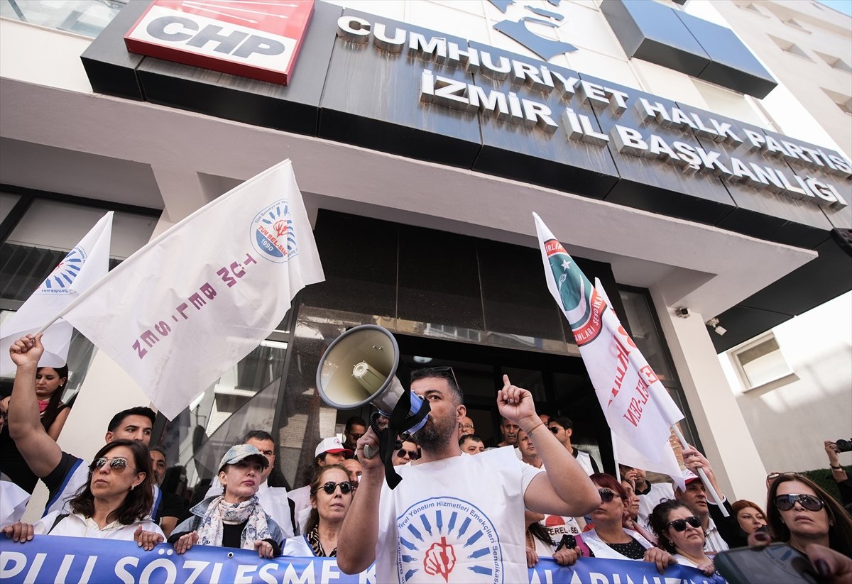 İzmir’de belediyelerde çalışan memurlar,

Toplu sözleşme hakları için 
CHP İl Başkanlığı’na yürüdü.

Ali Mahir Başarır, İzmir'e de bekliyoruz.

Madenciler üzerinden şov yapacağına,

Varsa yüreğin git buraya destek ol da görelim..
