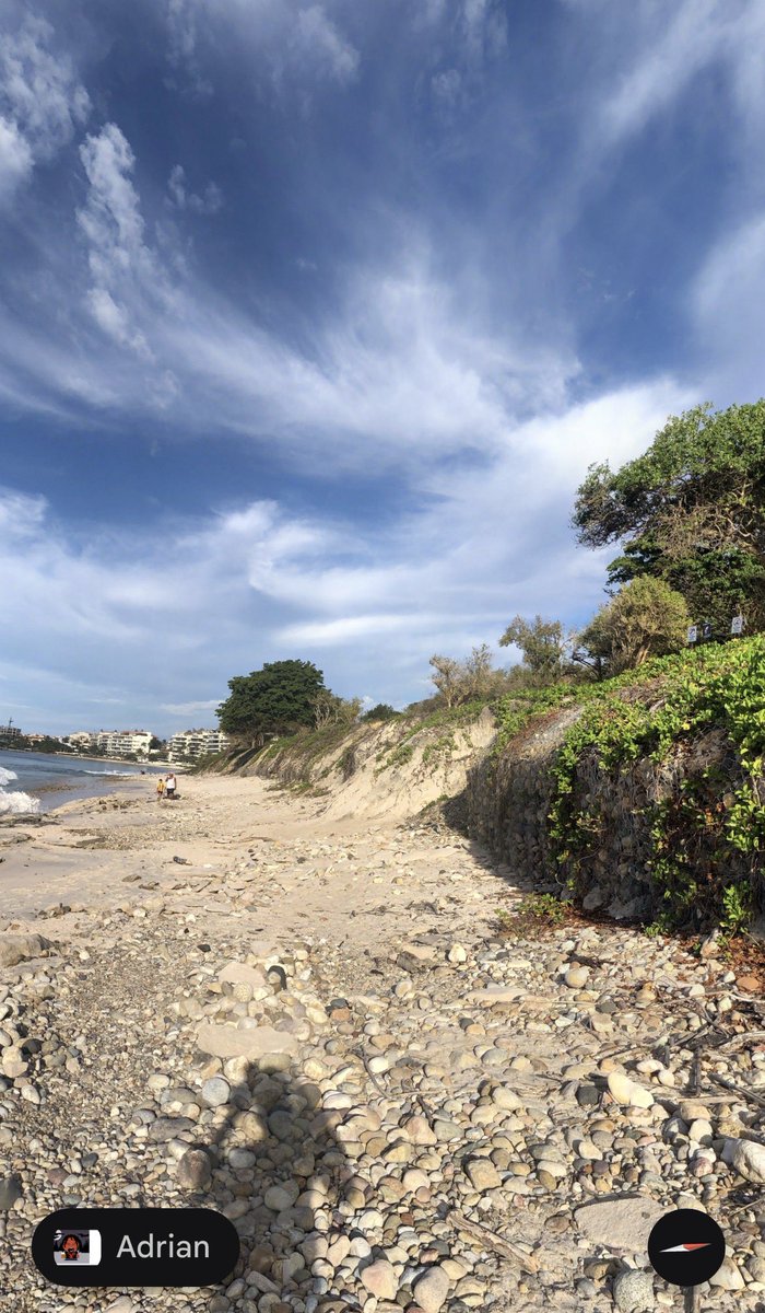 carlosestradac's tweet photo. Playa Cocinas en Bahía de Banderas, Nayarit, se encuentra al oriente del centro de población Emiliano Zapata (Corral del Risco) en donde reubicaron a la población desplazada de Punta Mita, en los años 1980 para privatizar y hacer desarrollos inmobiliarios turísticos de alta gama. Al parecer los están rodeando y pronto no les quedará otra opción que salir de ahí. (Imágenes de Google Earth).