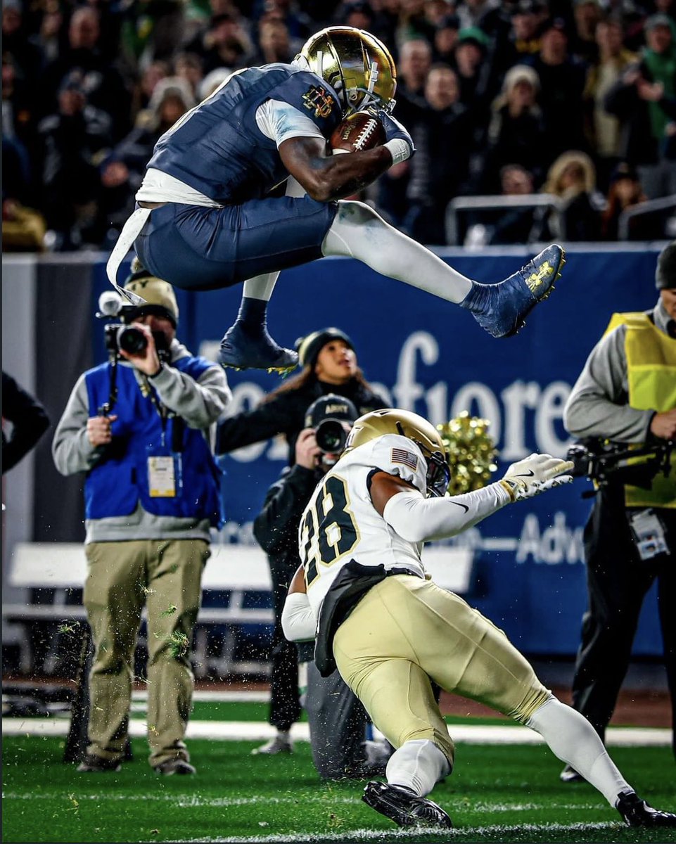 1logodagoat's tweet photo. Extremely Blessed to announce that I’ve Received an offer from The University of Notre Dame!!!!🍀 @AllenTrieu @ChadSimmons_ @CoachReedLive @AlthoffFootball @JourdanBlake_ @justicebathas https://t.co/fB5x9eJHcM