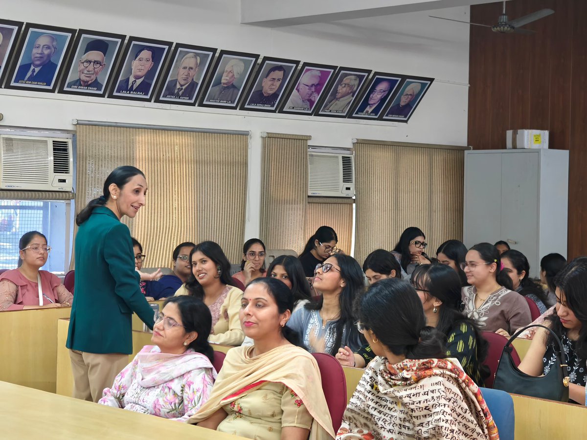 MCMDAVCW's tweet image. Geetanjali Counselling Helpline Committee @MCMDAVCW, under the aegis of IQAC, held workshop on ‘Stress Management through Emotional Regulation and Mindfulness’ on World Health Day, by Dr. Nayanika Singh, Corporate Behavioural Trainer.
Post by: #MassCommunication Dept.